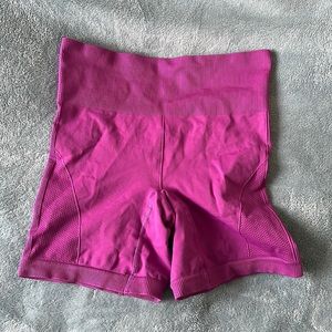 practically brand new lulu lemon compression bike short in purple